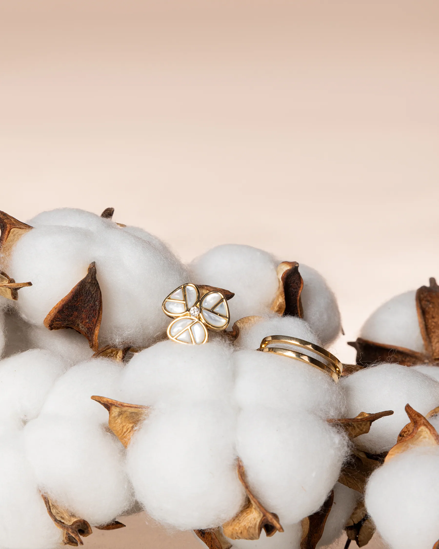 Eternity Bloom detail in 18k yellow gold and mother of pearl